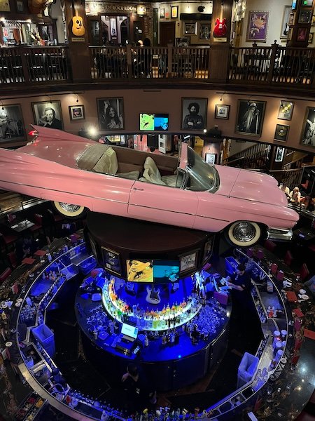 carro exposto no Hard Rock Café