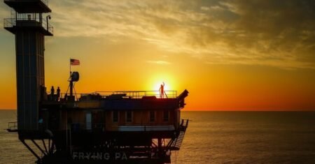 Você sabia? Existe um farol no meio do mar que virou hotel de aventura