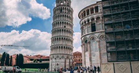 A verdadeira história da Torre de Pisa e por que ela é torta até hoje