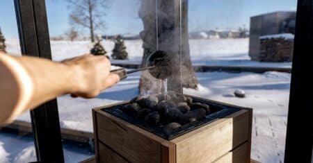Sauna e gelo: a tradição nórdica de mergulhar em lagos congelados